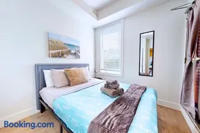 StayStreet Suites - Modern & Bright Queen Suite - Image 3