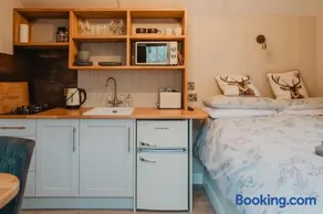 Herdie Hideaway - Shepherds Hut - Image 2