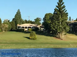 Lakefront holiday villa - Image 1