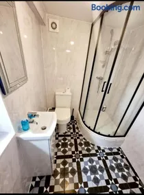 Gravesend 1 Bedroom Flat 2 Min Walk to Station & Town Centre - B - Image 5