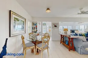 Waterfront beauty with a dock, small private beach, washer/dryer, & gas grill - Image 1