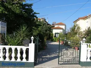 Elektra Apartments & Studios - Image 2