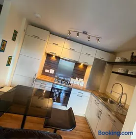 Prime Four House - Perfect for Short & Business stays - Image 3