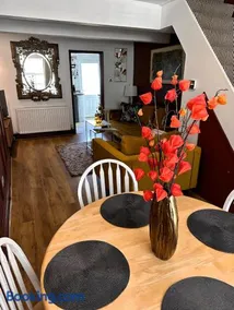 Stylish Uphill Townhouse - Image 4