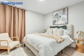Spacious & Cozy 4-Bedroom Retreat Near the Falls Sleeps 8 - Image 3