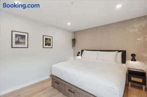 The Oak Hotel - Image 1