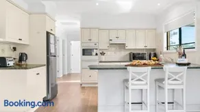 Mountain Views- SO close to restaurants & shopping, pet friendly - Image 2