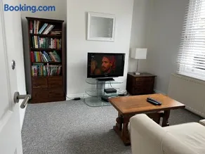 200m To Botanical Garden 3 Bedroom Victoria House - Image 2