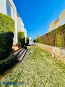 Modern 2 bedroom apartment 5mins from golf course - Image 1