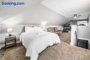 Spacious 3BR Home Near OSU & Short North Sleeps 10 - Image 5
