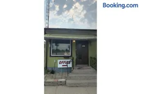 Queen's Motel Blenheim Near Lake Erie ON - Image 2