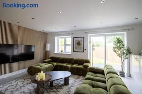 Barr's House New 5 Bed Home Near Windsor - Image 2