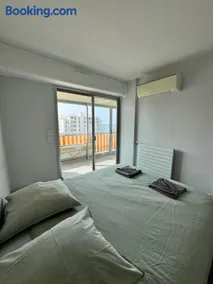 Appartement vue mer avec plage a pied garage prive à Golfe-Juan - Image 2