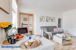 Comfy Apartment with Bedroom Nook - Image 4