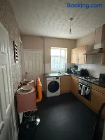 Cosy Room Near Train & Hospital - Image 5