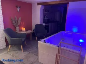 Studio Cosy avec Jacuzzi Privatif et Terrasse - Image 5