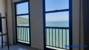 Apartamento na avenida da praia Martim de Sá com vista infinita pro mar em todos os cômodos.No 3o. quiosque próximo a prainha.Sinta-se na praia ouvindo o barulho das ondas e música dos quiosques.Com piscina adulto e infantil. - Image 3