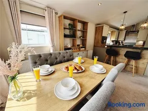 2 Lakeside, Luxury lodge with private garden & parking - Image 2