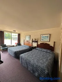 Paris Landing Motel - Image 2