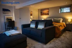 1 Bedroom studio with free parking - Image 5