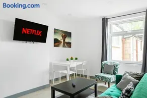 Stanion Luxurious 3 Bedroom Modern House Northamptonshire, Double, Twins, Single, Free Parking, Free Wi-Fi, Pets, Up to 8 Sleeps, 4 Smart TVs - Image 3