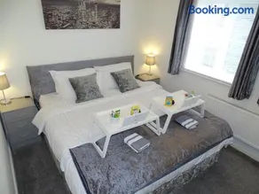 Stony Apartment House - Image 2