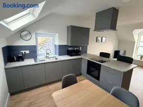 2 Bed Apartment with Harbour Views Apt 3 - Image 5