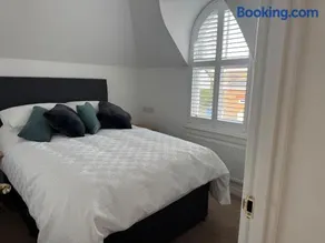 Detached, dog friendly, sleeps 4, near the station - Image 3