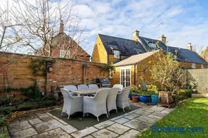 Countryside 6-bedroom cottage - Image 3