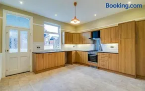 Spacious Private Room with TV in Shared House - Image 4