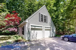 Peaceful home with forest views & great yard - minutes to town - Image 4