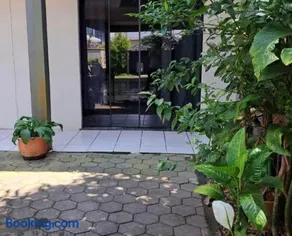 Private suite-5-minute-walk to the beach - Image 3