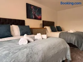 Low Street Escape 3 Bed, Sleeps 9, Gated Drive, WiFi, Contractors - Image 2