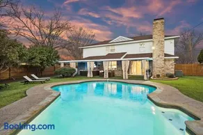 Elegant 5BR 2,5BA Holiday Home with Pool, Jacuzzi, BBQ, and Cinema Room - Image 3