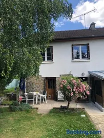Family home with 5 bedrooms - Image 2