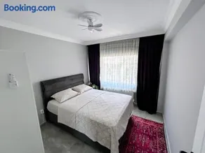 Renovated comfy apartment with unique sea view - Image 3