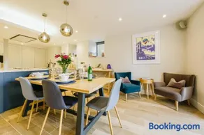 Luxury 3-Bed Apartment - Spacious, Stylish Stay - Image 4