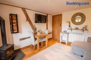Apple Tree Cottage - Cosy 2 Bed with Deluxe HOT TUB & Log Burner - Image 1