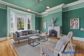 Emerald Victorian Patio 41 Bd Parking - Image 1