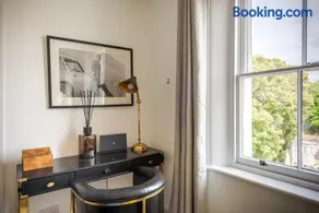 Chic 1BR Teddington Apartment Modern & Bright - Image 5