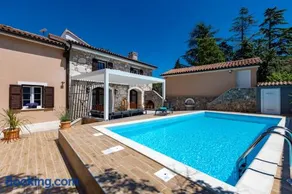 Mary's Villa with Heated Pool, Billiards, Darts, Playground & EV Plug - Image 1