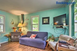 Lovely Lake Cabin: Boat Rentals & On-Site Bar - Image 1
