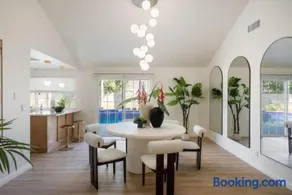 Sunlit Oasis with Heated Pool and Jacuzzi 20 minutes to Disneyland - Image 3