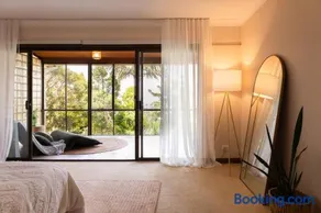 Tranquil mountain escape with bushland views - Image 2
