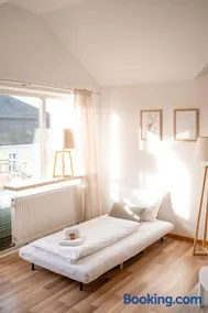 C4S COME4STAY Altötting - 3-Zi Whg I Zentrale Lage I Parkplatz I Balkon I WIFI I SmartTV I 1 Kingsize, 1 Queensize Bett I Office Arbeitsplatz I Wohnbereich mit Couch und Essbereich I voll ausgestattete Küche I Nespresso - Image 2