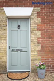 Honey Pot House - Charming 3-Bedroom in Maidstone Cottage with Garden & Parking - Image 2