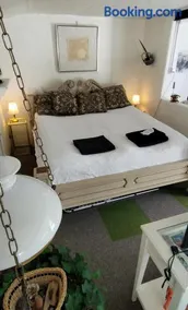 FORFATTERHUSET 2 personer inkl morgenmad og adgang til 6 svømmehaller - Image 1