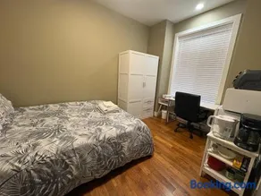 Guest room with private bath in Langford - Image 2