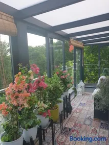 Cozy room with a beautiful garden view - Image 1