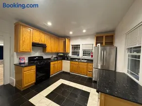 Nearby Museums • Downtown • 4BR • Sleeps 16 - Image 3